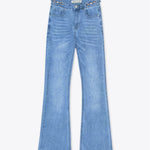 Jeans acampanados azul claro con herrajes dorados – Ambar Fit