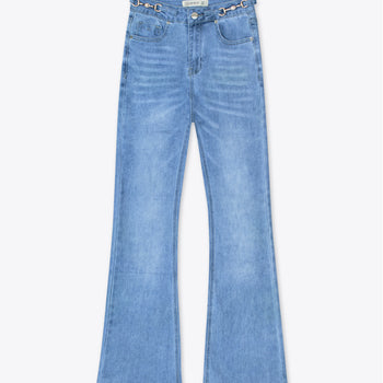 Jeans acampanados azul claro con herrajes dorados – Ambar Fit