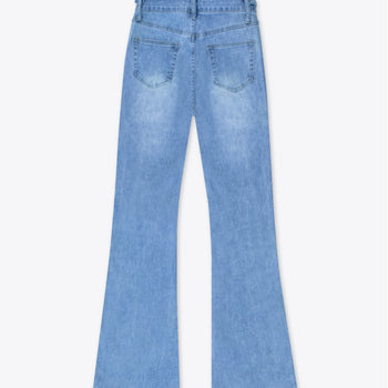 Jeans acampanados azul claro con herrajes dorados – Ambar Fit
