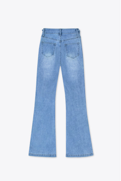 Jeans acampanados azul claro con herrajes dorados – Ambar Fit