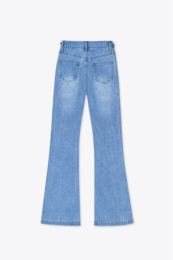 Jeans acampanados azul claro con herrajes dorados – Ambar Fit
